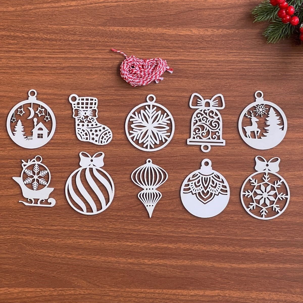 KanguruMarkt® 10 Parça Kırmızı Beyaz İpli Karışık Model Ahşap Yılbaşı Ağaç Süsü