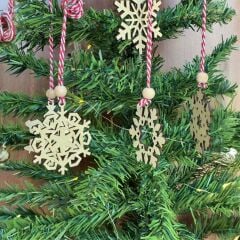 KanguruMarkt® Pilli Peri Ledli 6 Parça Kırmızı Beyaz İpli Kar Tanesi Model Ahşap Yılbaşı Ağaç Süsü