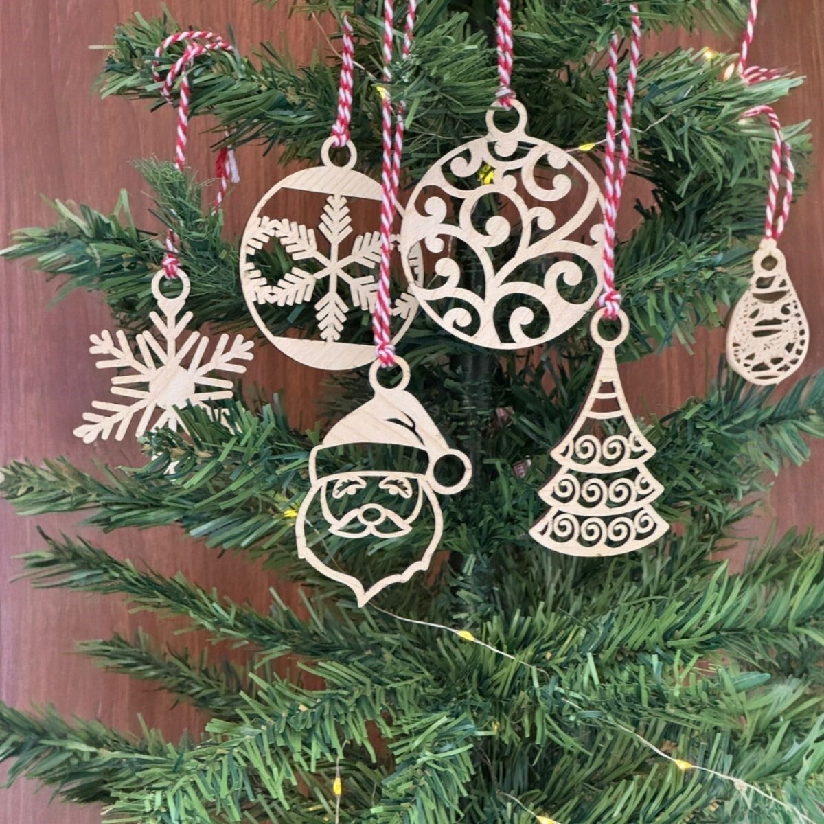 KanguruMarkt® 6 Parça Kırmızı Beyaz İpli Noel Babalı ve Kar Tanesi Model Ahşap Yılbaşı Ağaç Süsü