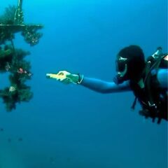 KanguruMarkt® Süper Parlak LED Su Altı Dalış Feneri – Taşınabilir, Su Geçirmez ve Darbeye Dayanıklı El Feneri